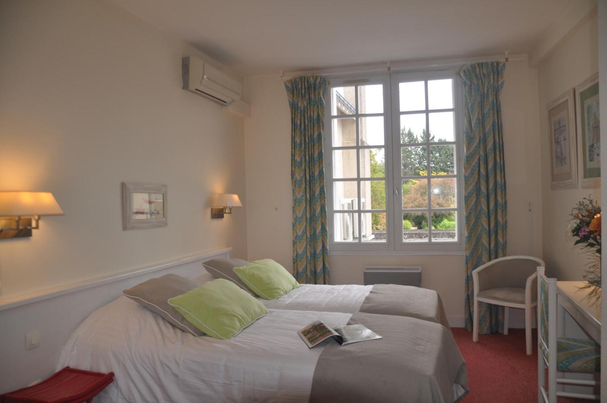 Logis Auberge Du Centre Chitenay Kültér fotó