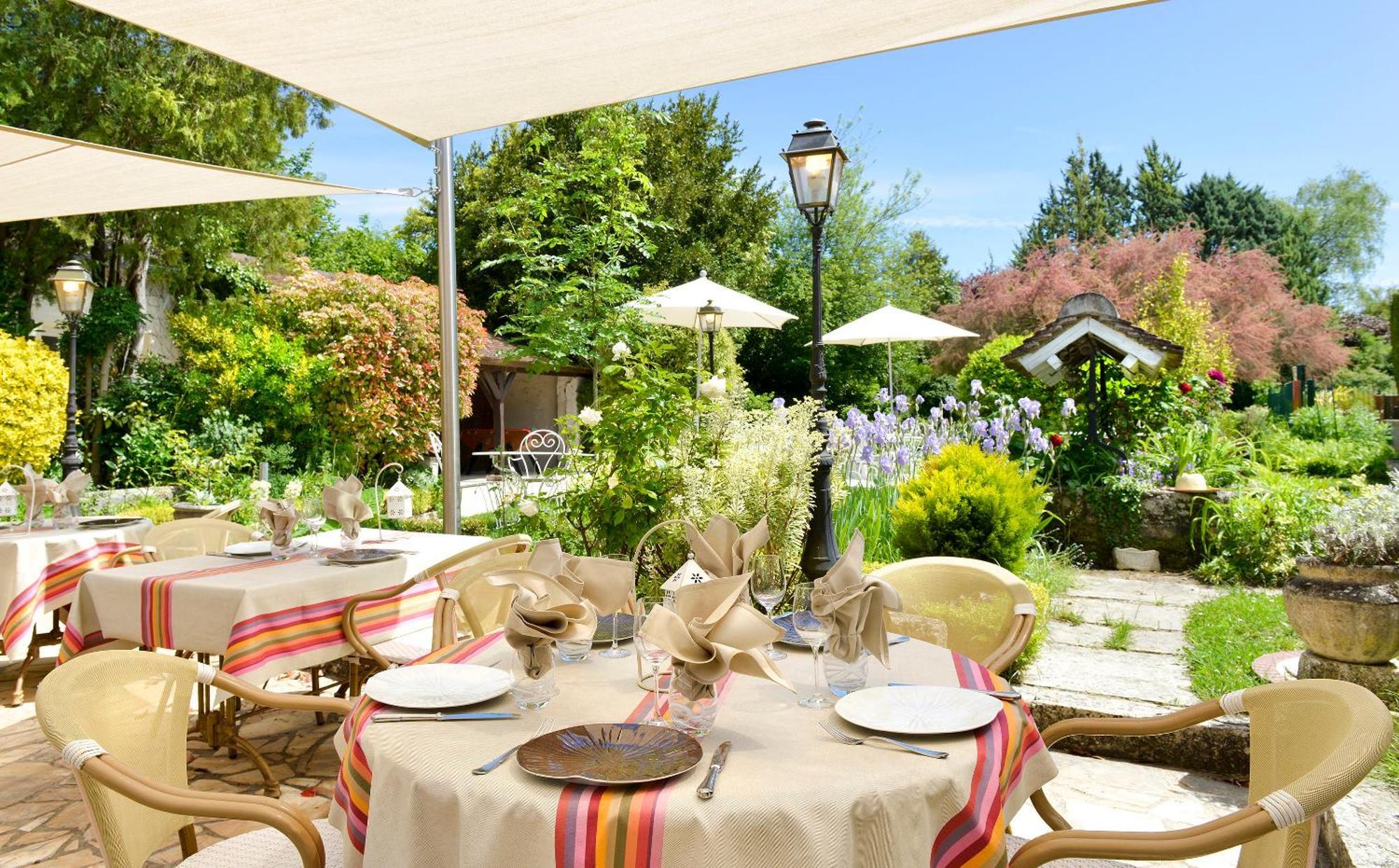 Logis Auberge Du Centre Chitenay Kültér fotó