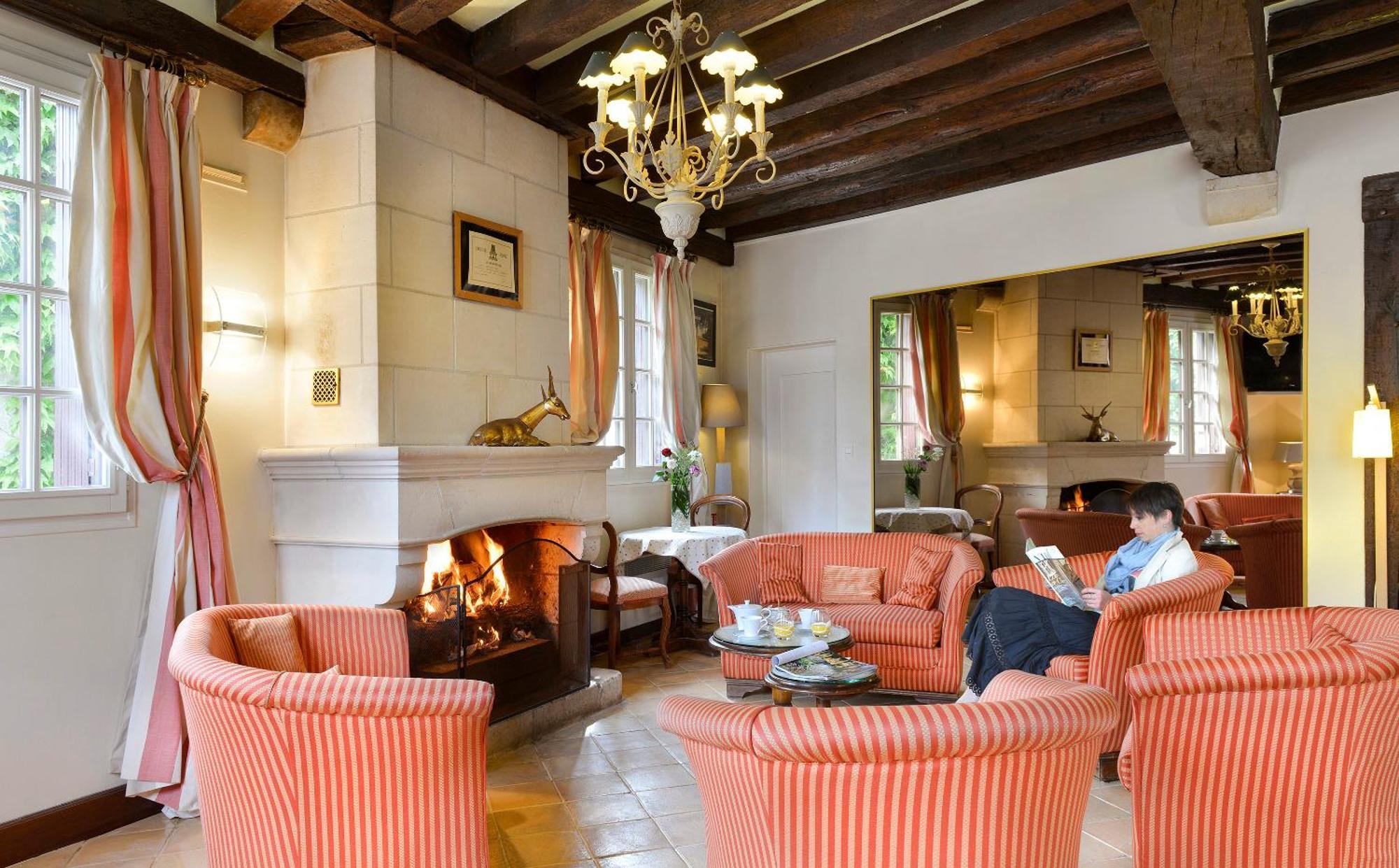 Logis Auberge Du Centre Chitenay Kültér fotó